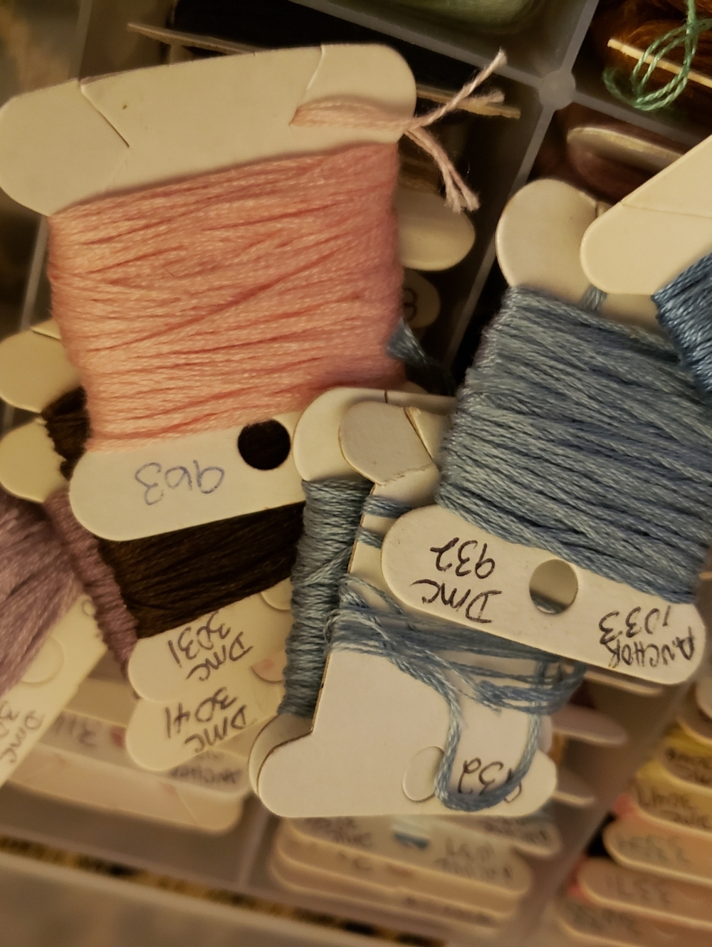 Vintage Embroidery Floss & Storage Organizer Lot 96 Bobbins - Picture 11 of 11